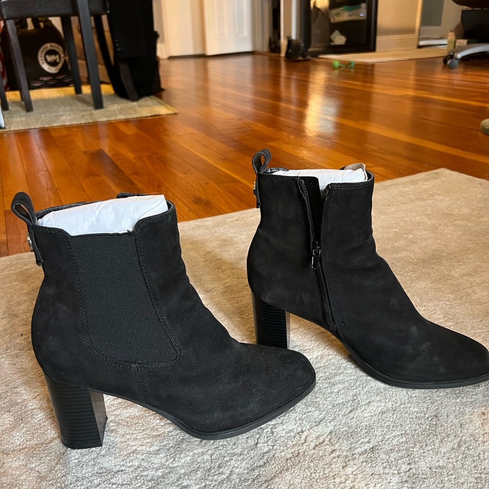 Black Heeled Boots with Chunky Heel and Sleek Silhouette